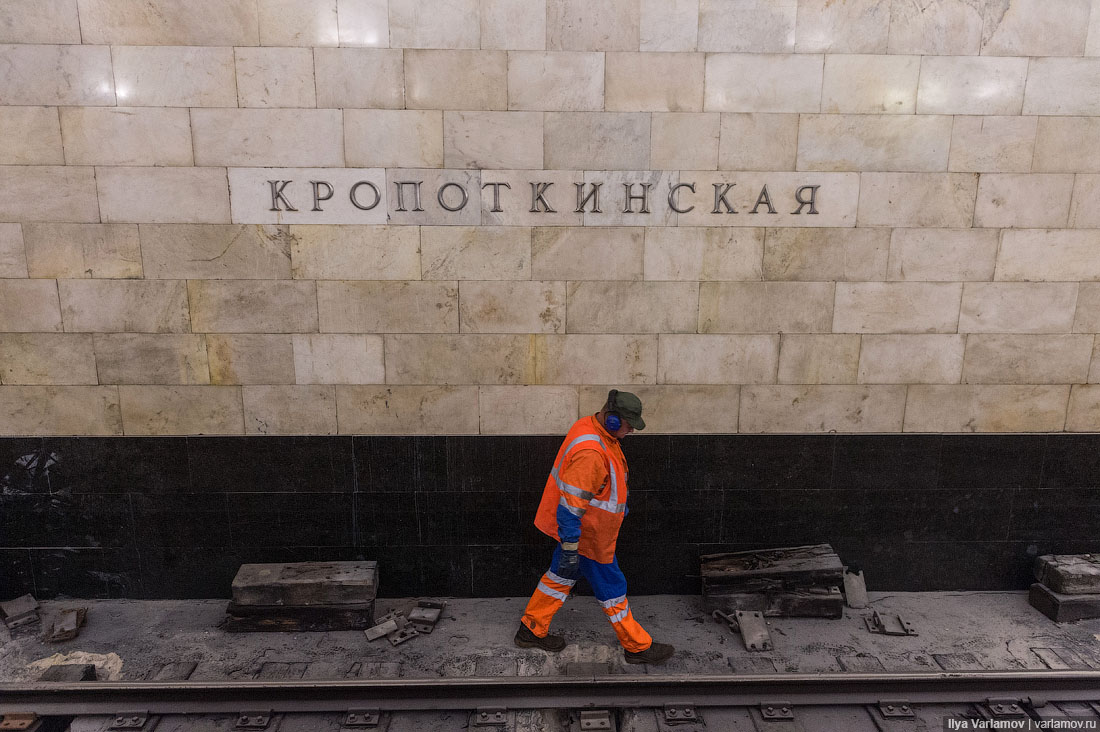 Почему закрыли русский. Желоб безопасности в метро фото.