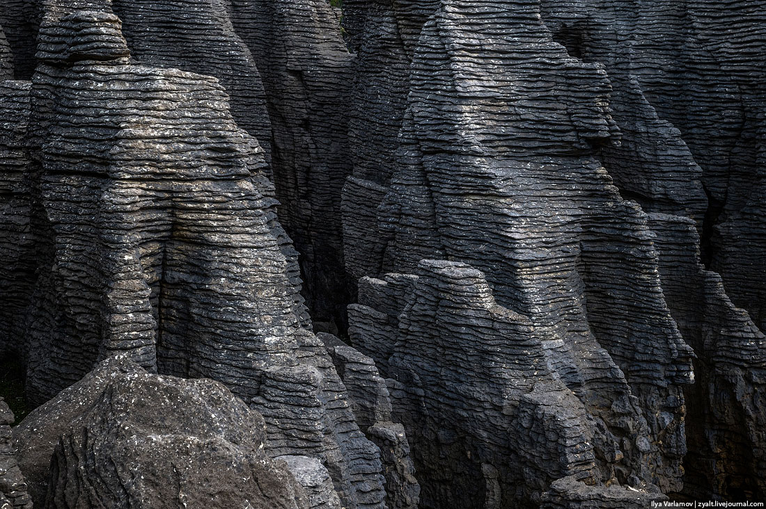 Была острая край. Новая Зеландия Блинчиковые скалы. Слоистые скалы. Скала вблизи. Серая скала.