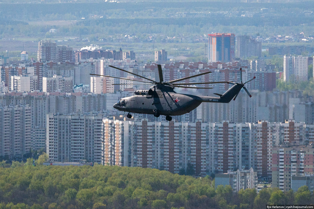 Почему часто летают вертолеты. Вертолет над Москвой. Вертолеты над МКАДОМ. Военный вертолёт над городов. Вертолеты над Москвой сейчас.