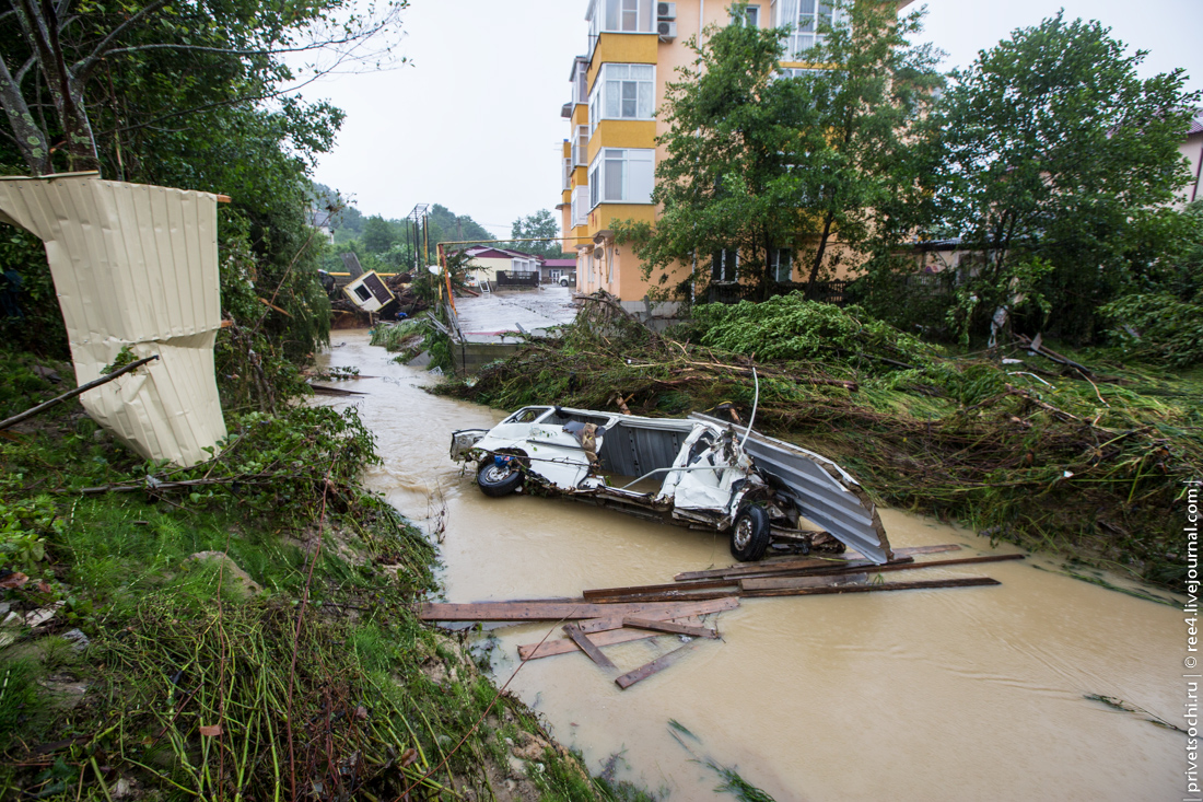30 июня 2015 г. Наводнение Сочи Адлер. Сочи Кудепста наводнение. Наводнение в Сочи 2015. Наводнение Лазаревское 1991.