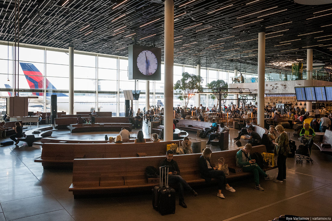 Поставь аэропорт. Аэропорт Амстердама Схипхол зал ожидания. Зона ожидания в аэропорту.