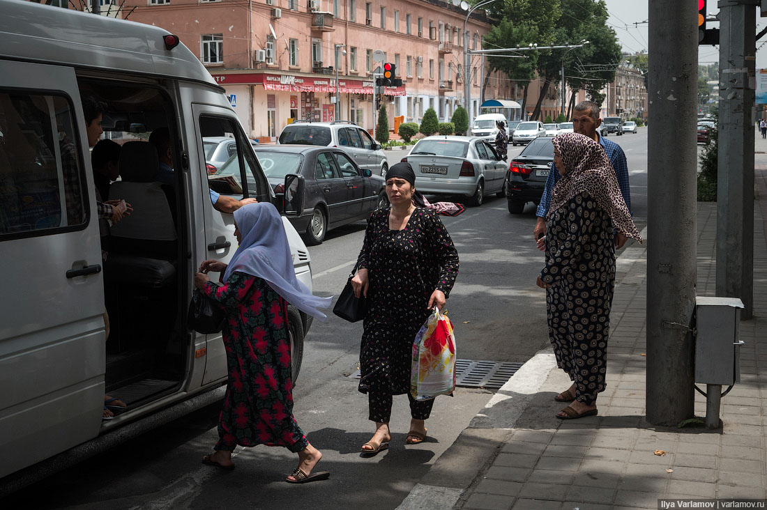 Разница душанбе. Душанбе Варламов. Таджички на улицах. Душанбе люди на улице. Таджики на улице.