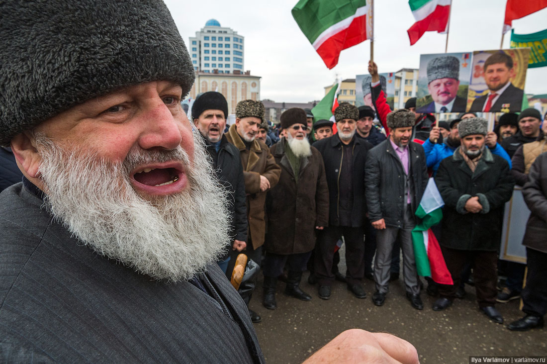 Митинг в поддержку Кадырова. Опора России фото Грозный. Митинг в Грозном большой флаг.