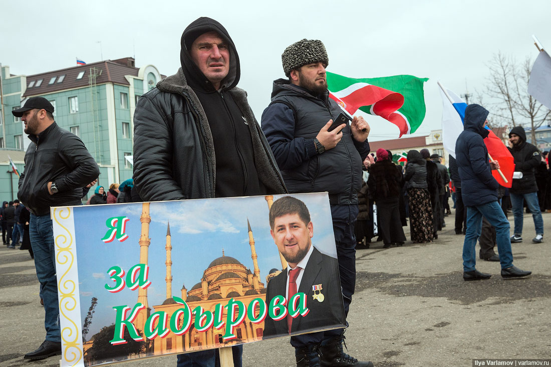 Митинг в поддержку Кадырова. Варламов Грозный. В чем ходят в Грозном. Акция в Грозном в поддержку России сегодня.