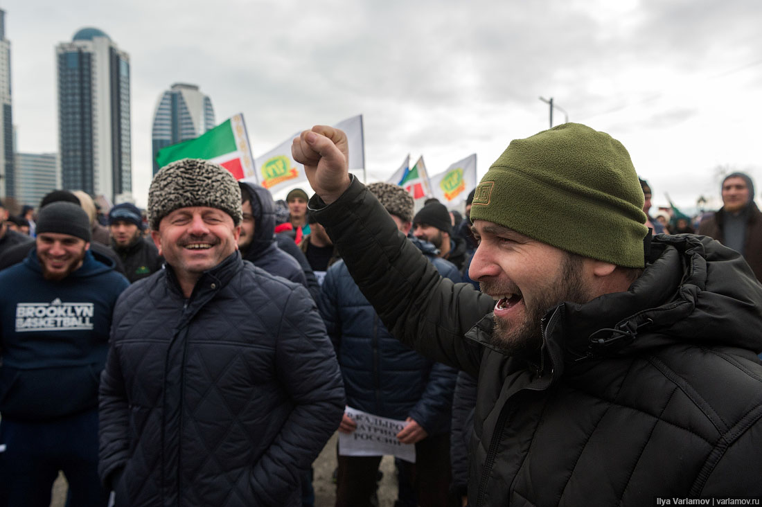 Кадырова помощах. Митинг в Грозном. Митинг в Грозном в поддержку Кадырова. Ичкерия митинг. Чечня Варламов.