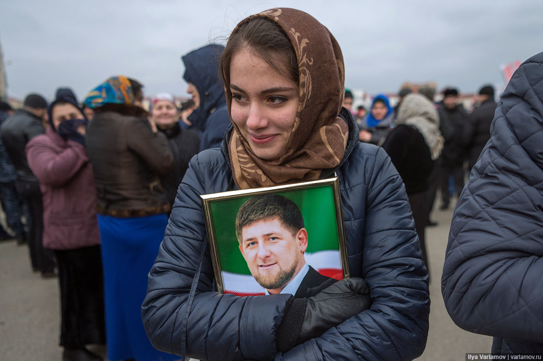 Чеченцы форум. Митинг в Грозном. Митинг в Чечне молодежь. Футболка с Кадыровым.