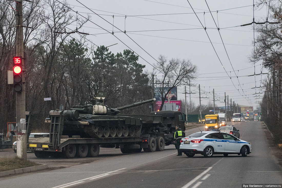 На вулицях Сімферополя з'явилися танки - фото 4