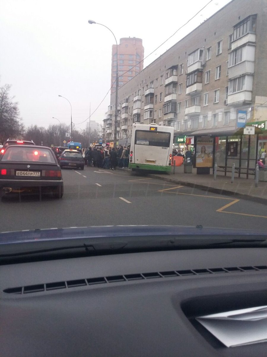 На северо-западе Москвы автобус врезался в остановку