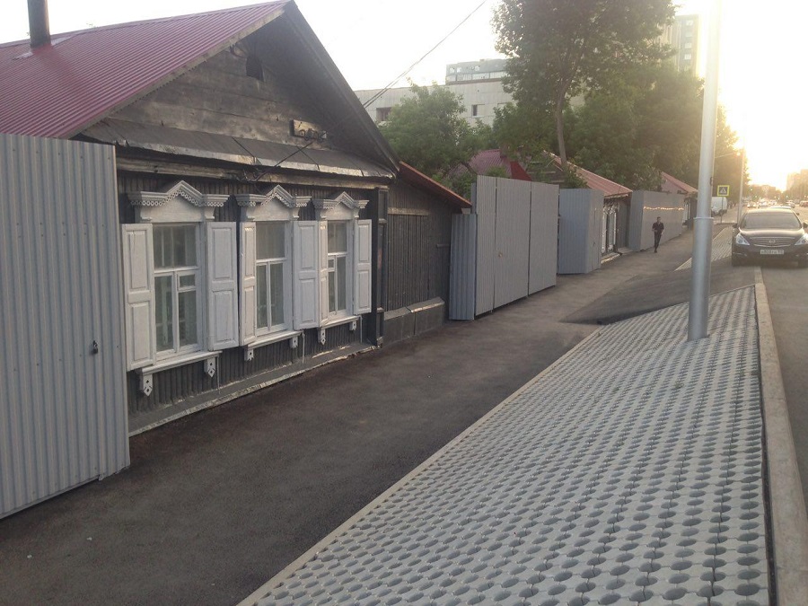 Готовится к приезду. Крыша старой профнастильной остановки. Обтянутые дома в Саратове к приезду Медведева.