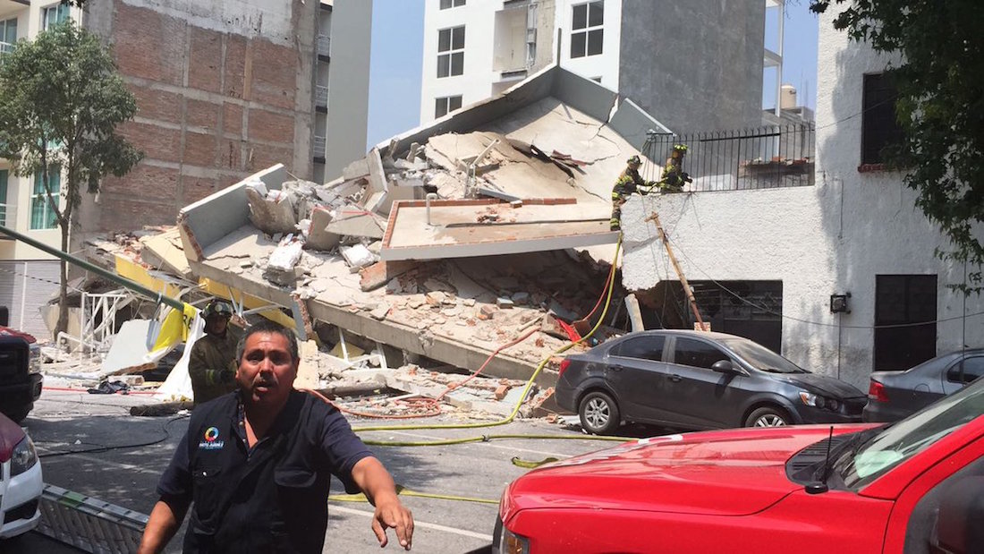 Сильное землетрясение в Мексике разрушило десятки зданий, есть погибшие 