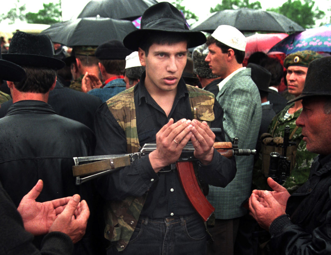 Конец первой чеченской. Чеченская кампания 1994-1996. Чеченские сепаратисты 1995. Боевики Чечня 1 компания.
