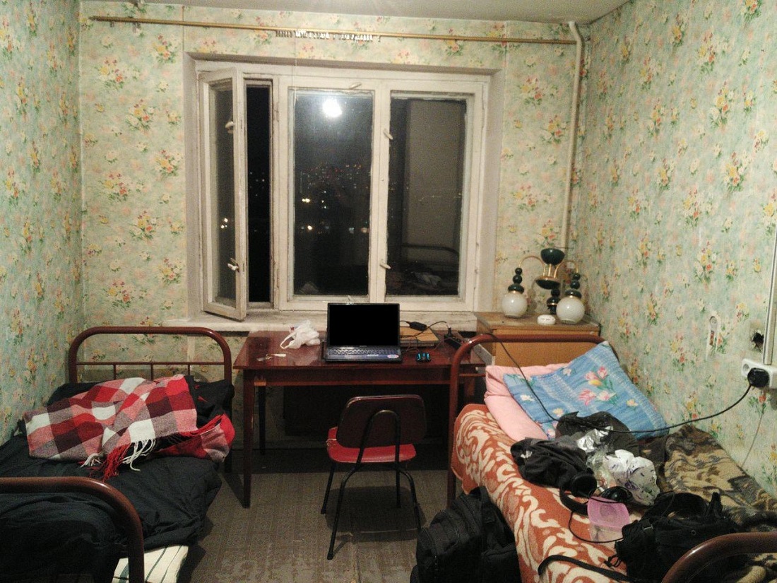 Приехала в общежитие. Общежитие в России. Комната общежития в России. Типичная комната в общежитии.