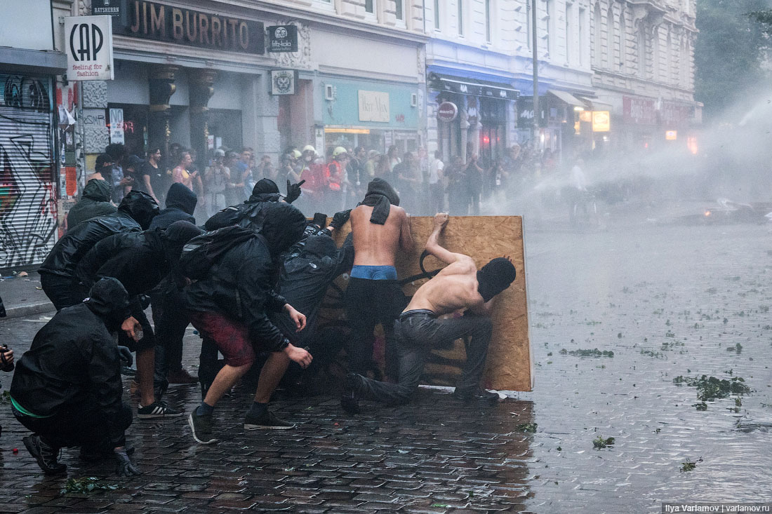 Цивилизованная европа. Анархисты нападают на полицию.