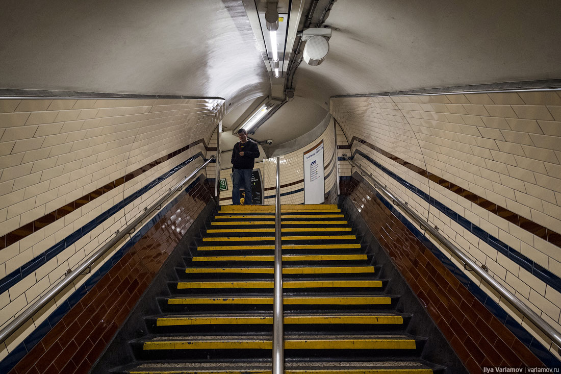 Включи станцию души. Лондонское метро лифт. В подземке Лондона 409 эскалаторов. Лондонское метро лифты 1906. Эскалатор в метро Лондон.