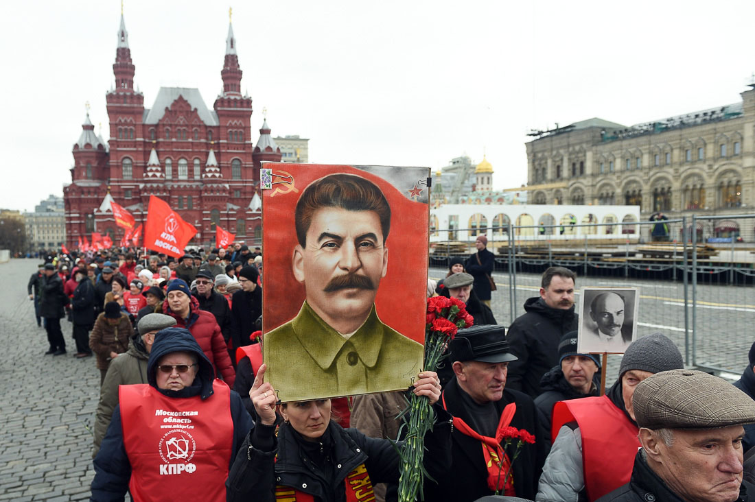 Сенатор Людмила Нарусова предложила приравнять сталинизм к нацизму
