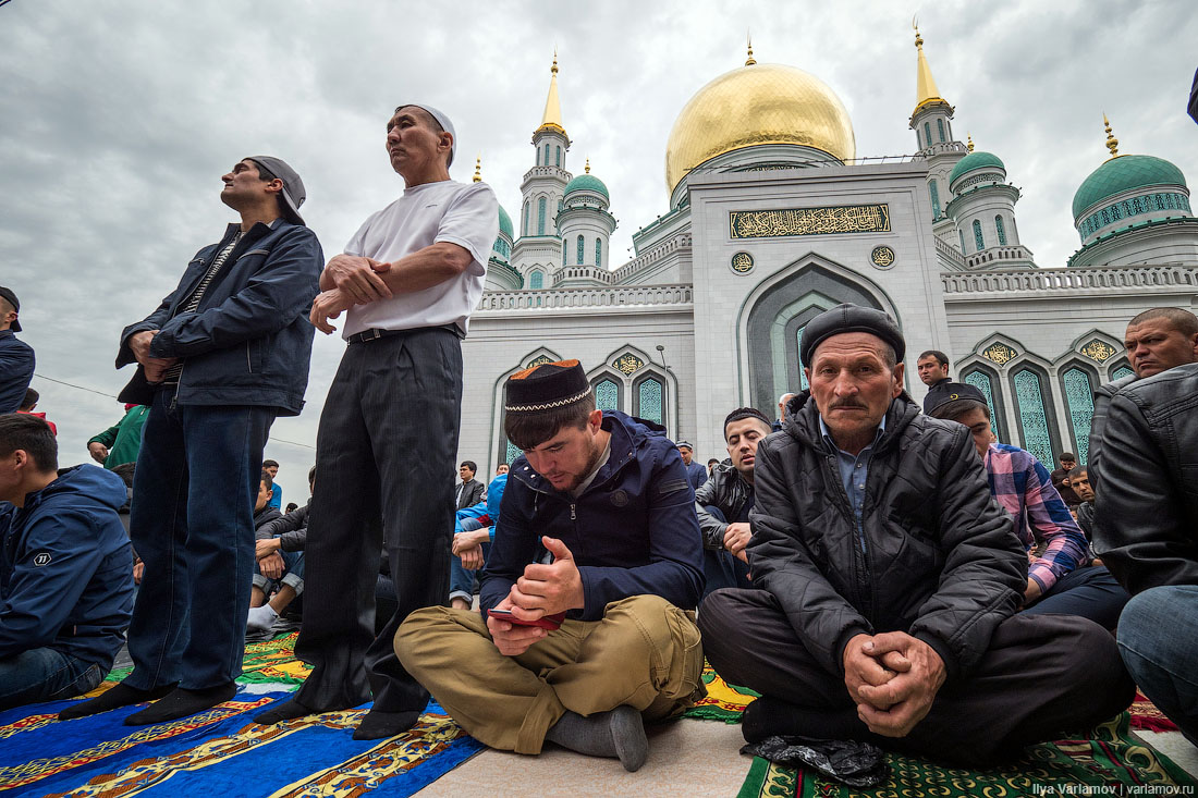 Фото ураза. Курбан байрам в Соборной мечети Москвы. Курбан байрам Московская Соборная мечеть.