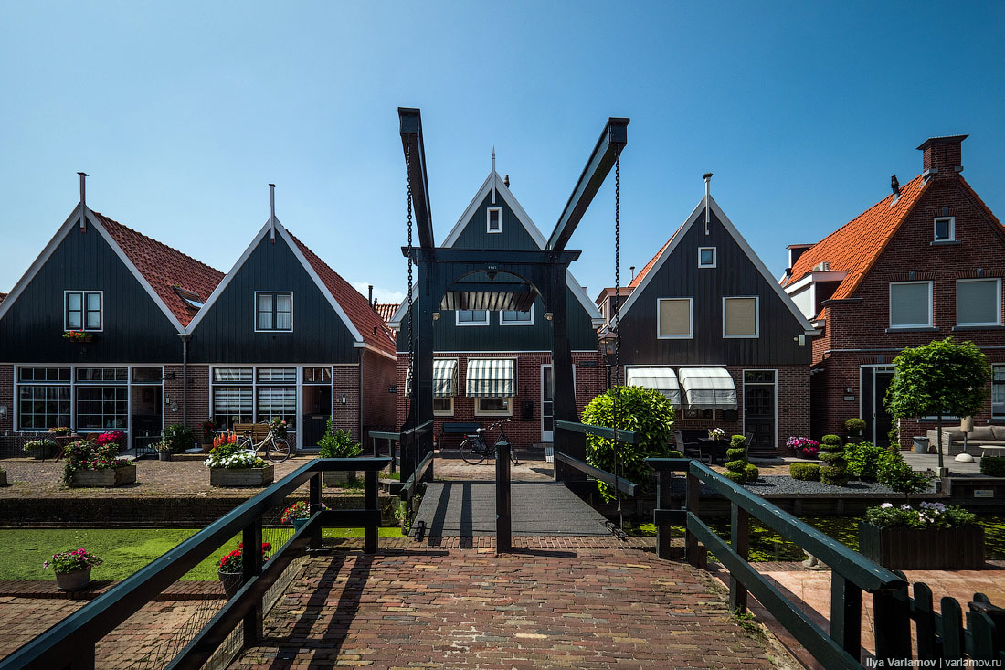 Что бывает, когда в стране уважают историю Старые, Волендам, исторической, сохраняется, голландцы, поэтому, менее, Амстердама, рыбой, просто, центр, сейчас, похож, Волендама, можно, истории, старого, города, асфальт, деревню