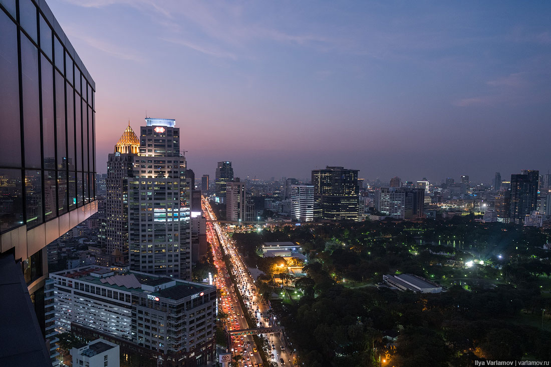Бангкок: цветные дороги, призраки в аэропорту и культ короля 