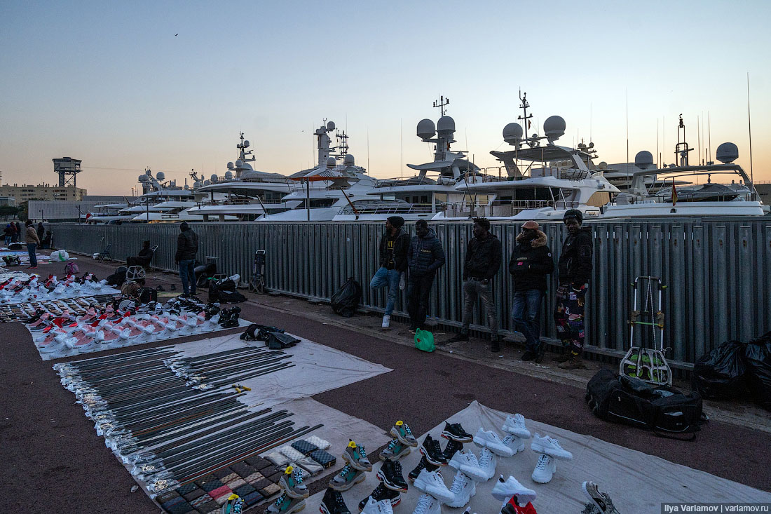Барселона: яхта Усманова, сенегальцы и какающий Путин 