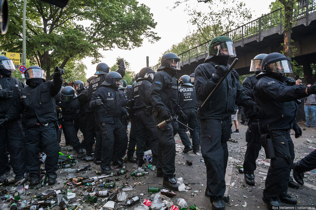 Европейский Первомай: грабь, бухай и поджигай! полиции, полиция, человек, полицейских, народ, внимание, тактика, Полиция, которые, бутылки, очень, демонстрантов, потом, Германии, Reuters, быстро, протесты, массовые, могут, людей