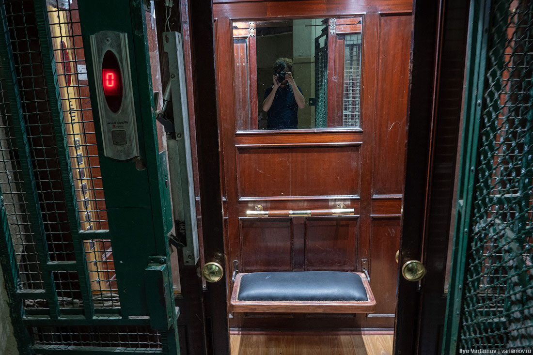 Старые лифты с распашными дверями фото