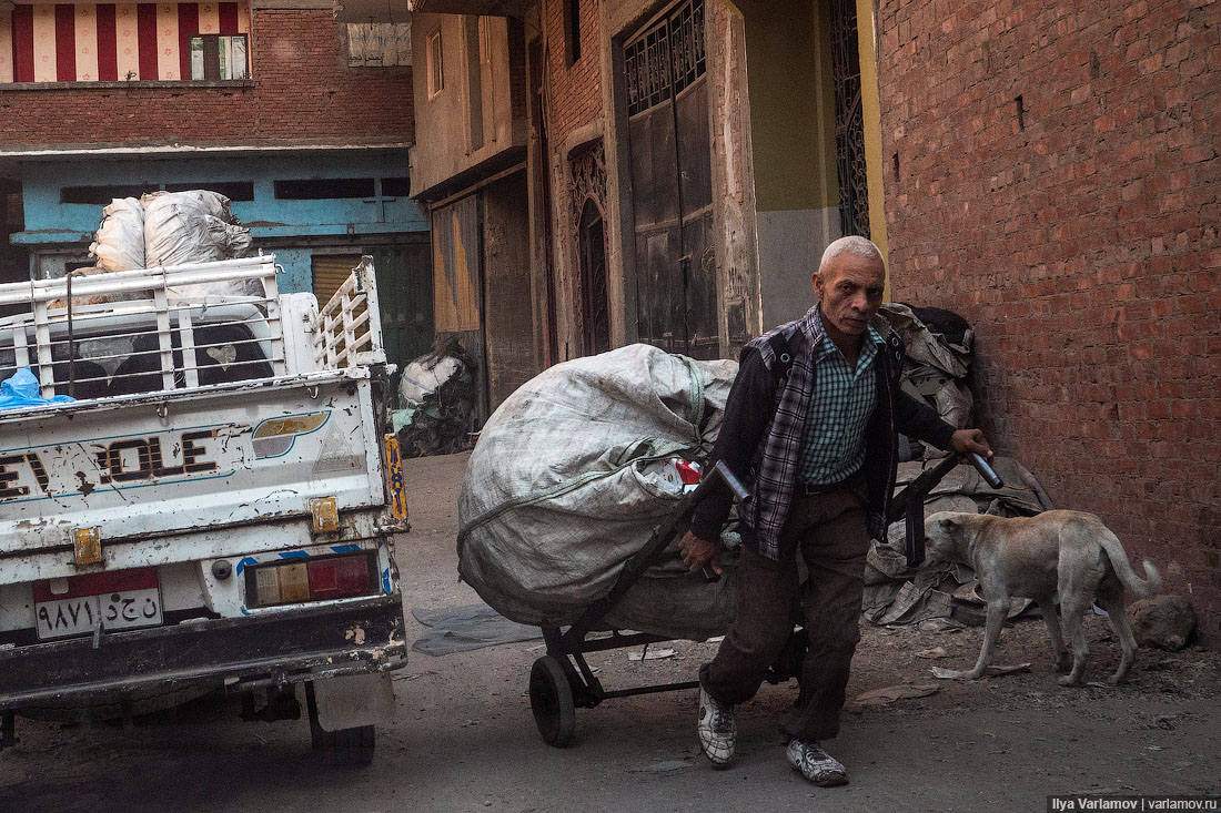 Берг мусорщики слушать. Город мусорщиков в Каире. Маншият-Насир город мусорщиков. Нетуристический Каир.