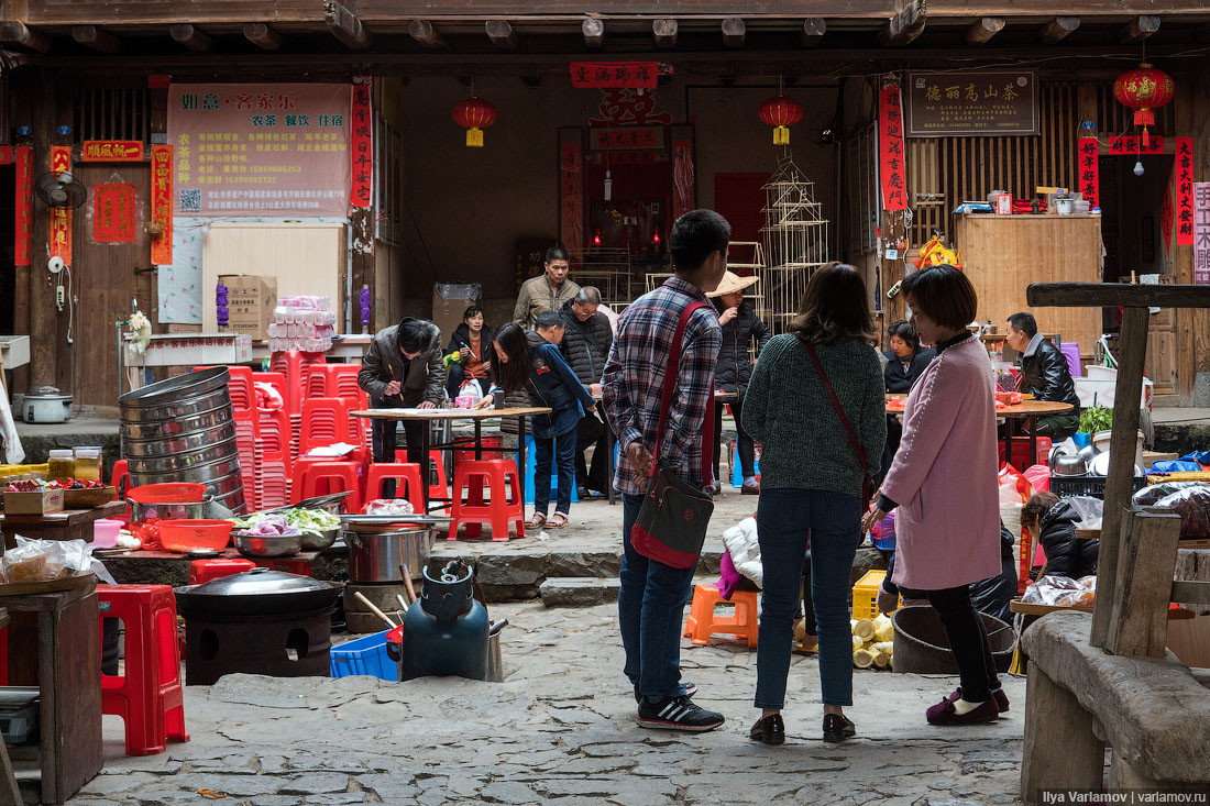 Одно из самых удивительных мест Китая тулоу, туристов, очень, жизнь, Сямэне, здесь, чтобы, круглые, такого, почти, живут, совершенно, жители, город, которые, можно, жилые, цветов, может, туристическое
