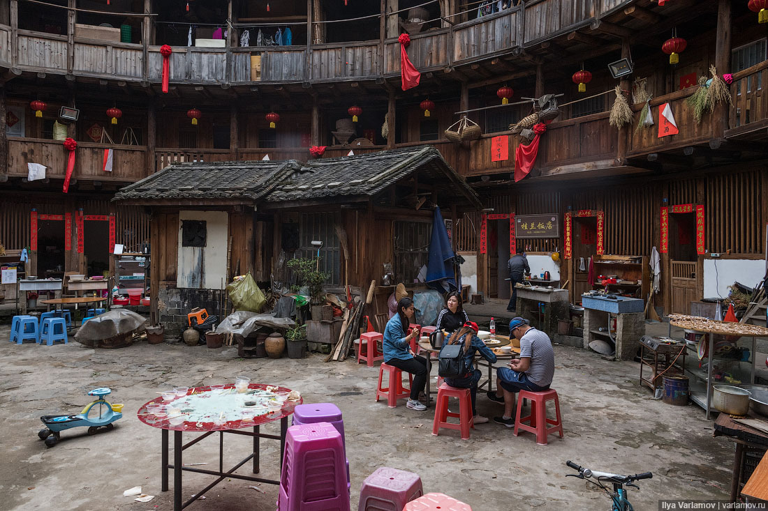 Одно из самых удивительных мест Китая тулоу, туристов, очень, жизнь, Сямэне, здесь, чтобы, круглые, такого, почти, живут, совершенно, жители, город, которые, можно, жилые, цветов, может, туристическое