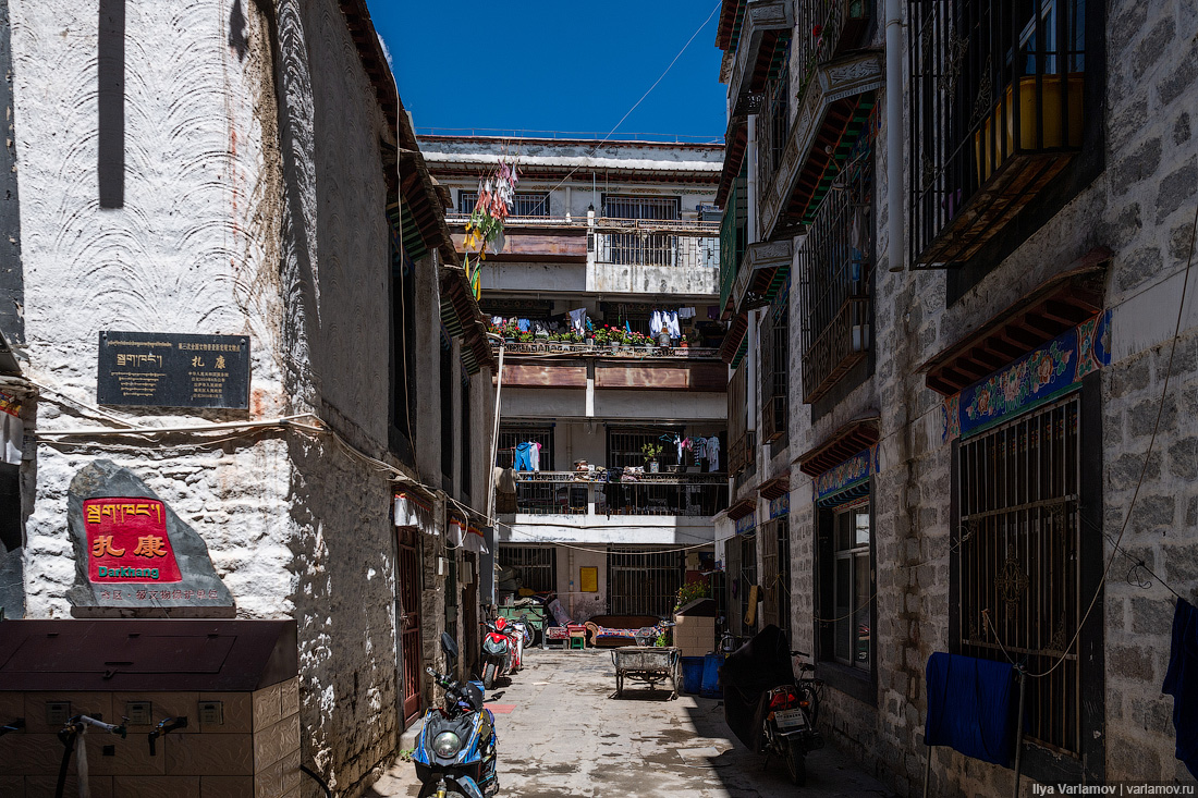 Как живут простые люди в Тибете квартиры, метров, юаней, очень, площадь, рублей, повсюду, площади, центре, Обратите, домов, несколько, Китай, город, деревне, внимание, чтобы, покрышки, Лхасы, земли