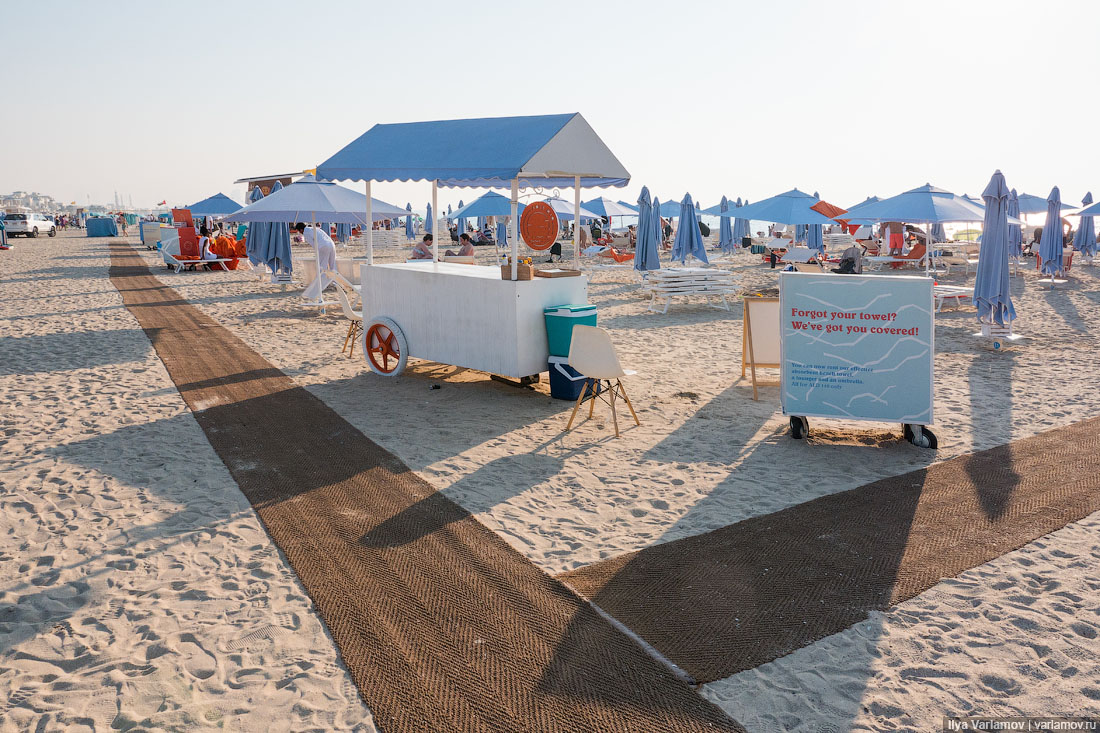 Неужели такое нельзя сделать в Крыму? очень, можно, пляже, Очень, конечно, круто, просто, стиле, стоят, такие, Здесь, чтобы, некоторые, зонтики, который, пляжу, Дубае, бесплатный, вдоль, удобно