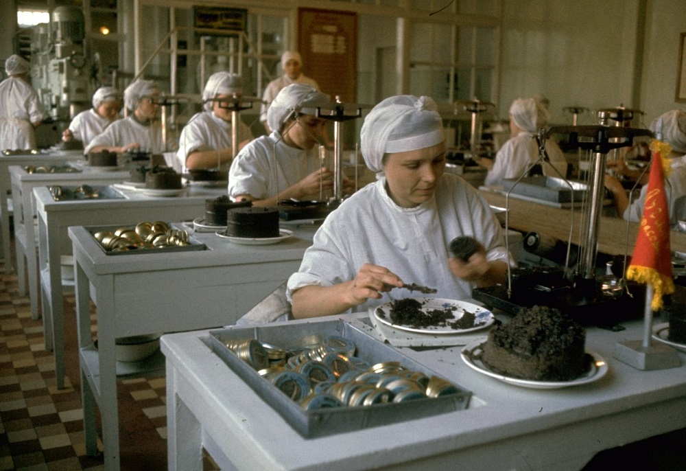 Сколько бочек чёрной икры можно было купить в СССР на зарплату 