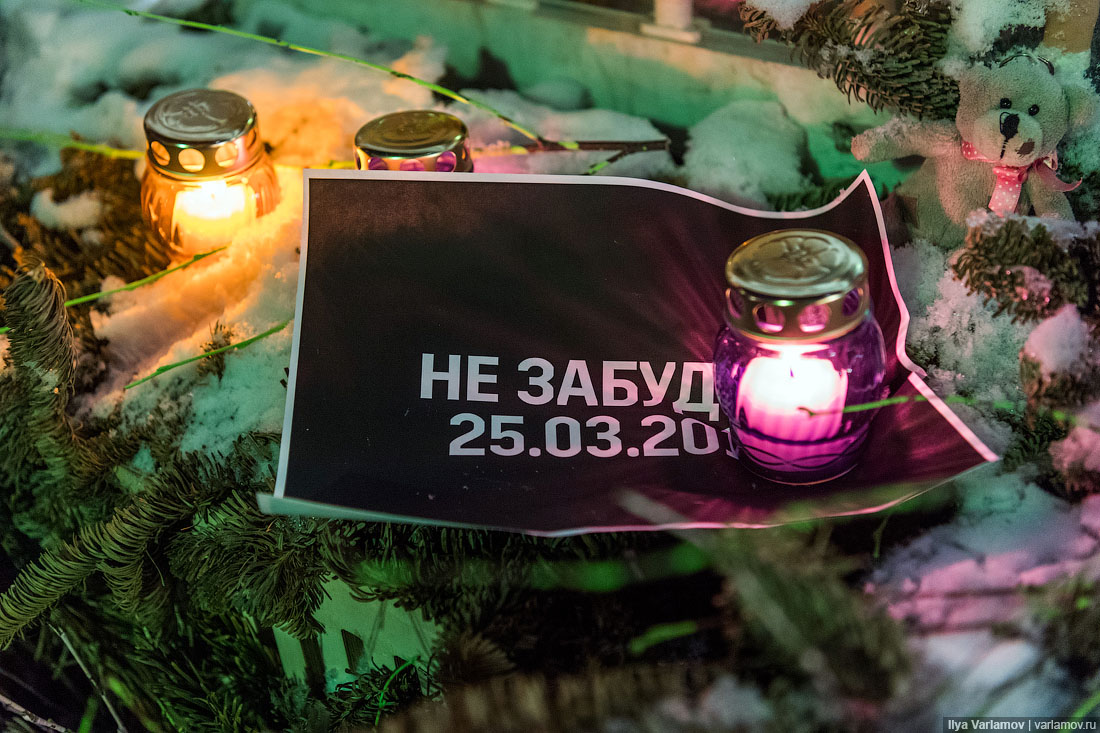 Акция памяти жертв кемеровского пожара в Москве площадь, свечи, цветы, Сегодня, выходить, никогда, видел, столько, людей, месте, часам, заполнена, начали, газоны, проходили, вставать, парапеты, выходов, метро, лавочки