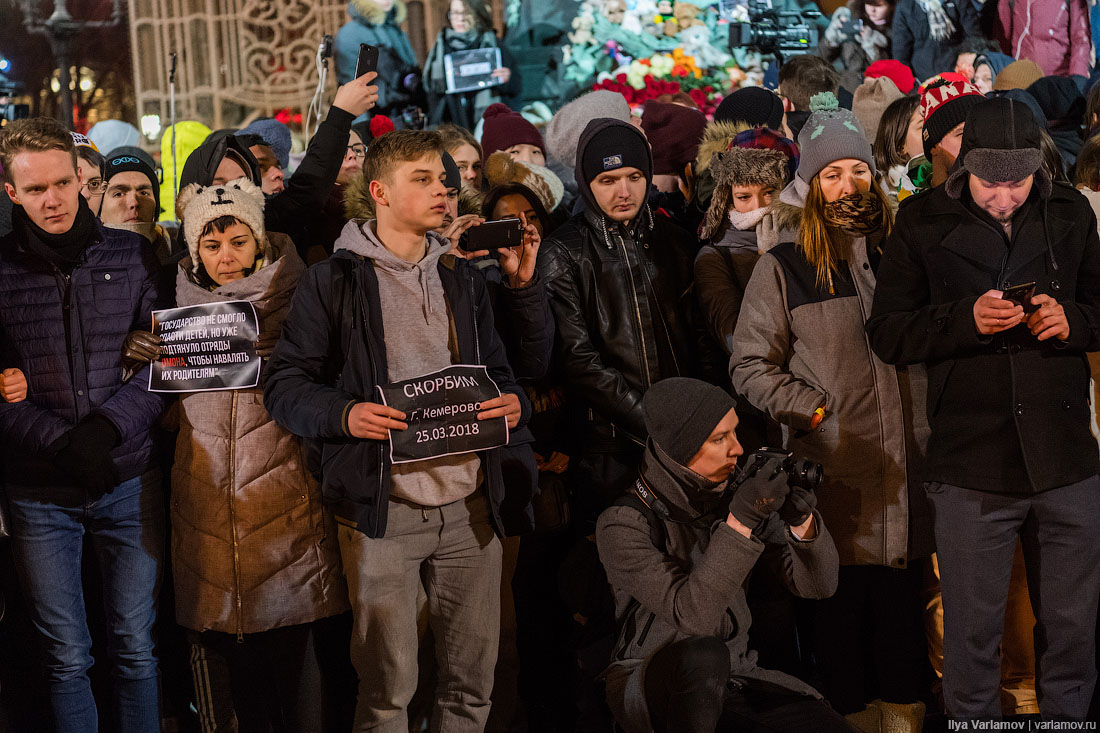 Акция памяти жертв кемеровского пожара в Москве площадь, свечи, цветы, Сегодня, выходить, никогда, видел, столько, людей, месте, часам, заполнена, начали, газоны, проходили, вставать, парапеты, выходов, метро, лавочки