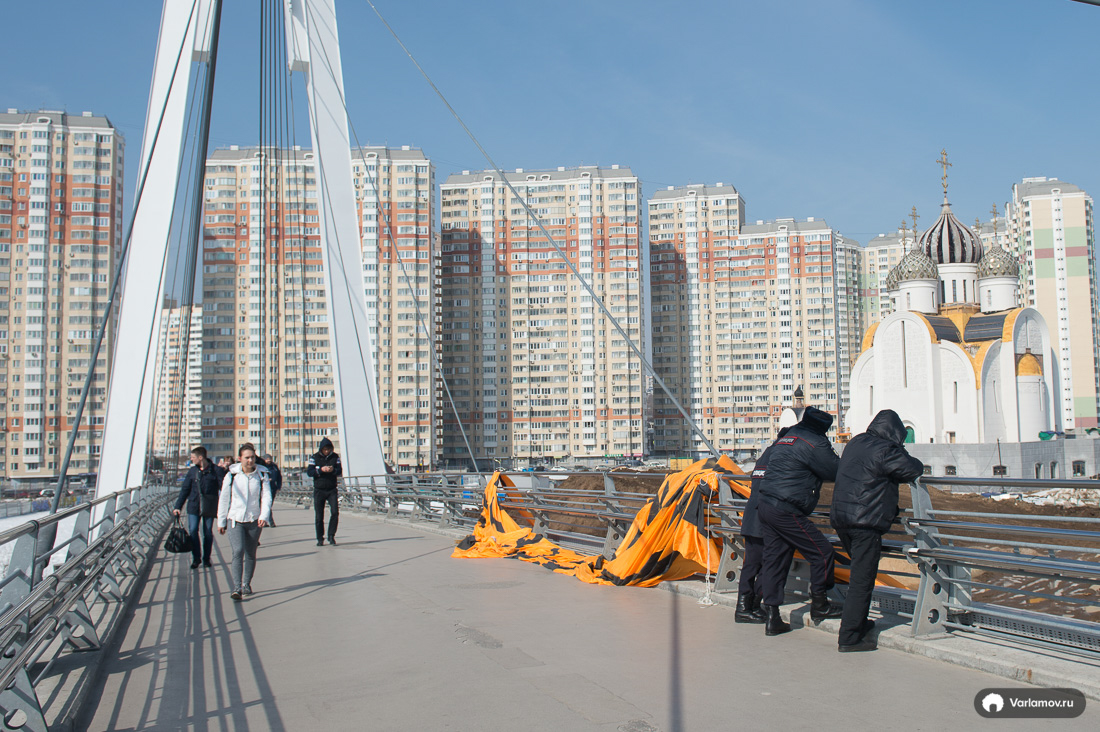 На мосту у здания правительства Подмосковья повесили баннер 