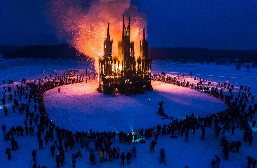 В Калужской области на Масленицу сожгли "храм"; РПЦ и Максим Галкин возмущены