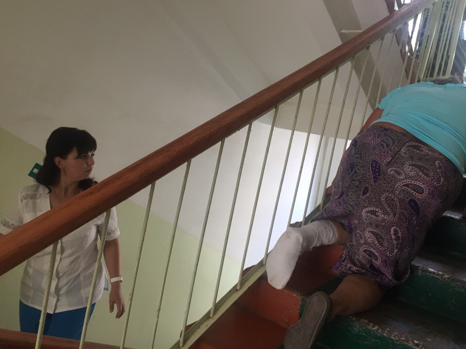 В Мордовии пенсионерке со сломанной ногой пришлось ползти по лестнице в больнице 