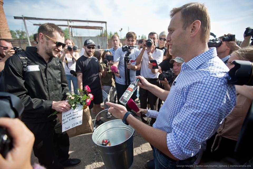 Олег Навальный вышел из колонии Навальный, Навального, Алексей, колонии, неоднократно, Олега, признали, сфере, статьи, деятельности, следствия, версии, мошенничестве, Навальные, помещение, годам, камерного, половиной, приговорили, виновными