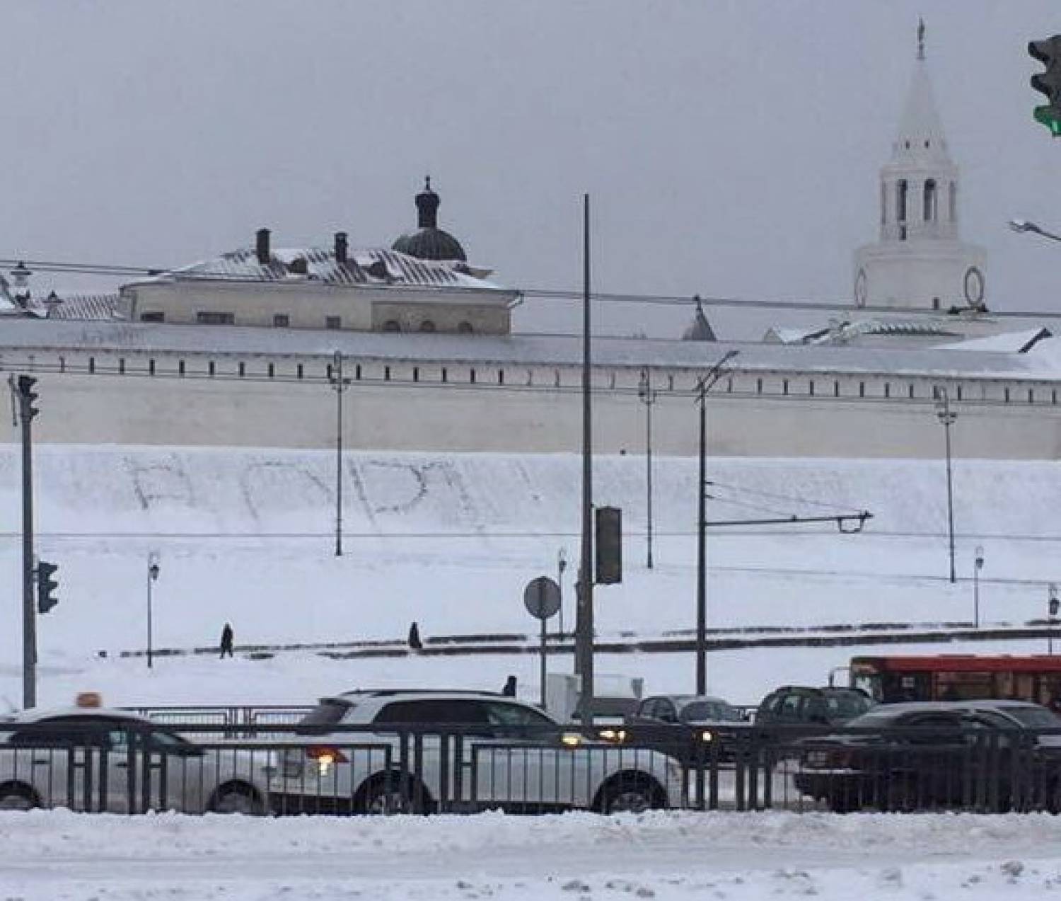 На снегу у Казанского кремля кто-то вытоптал слово "воры", полиция пригрозила уголовным делом