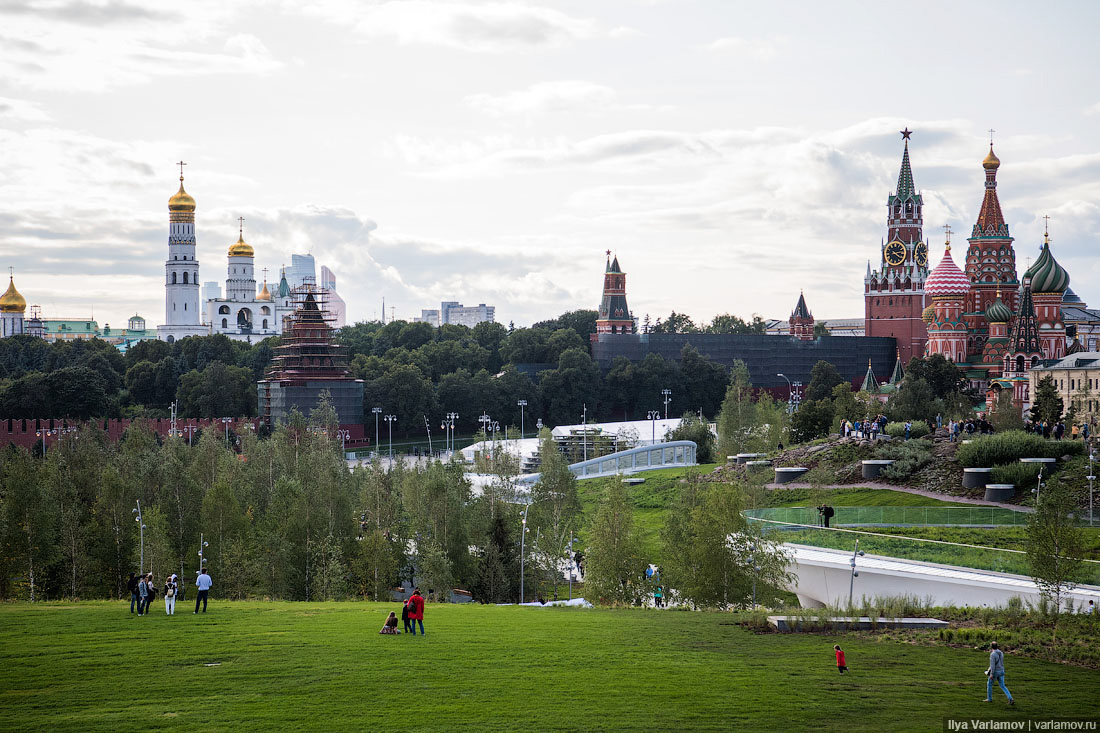 Место. Кремль парк Зарядье. Парк Зарядье Москва вид на Кремль. Вид на Кремль с парка Зарядье. Парк Зарядье видовой холм.