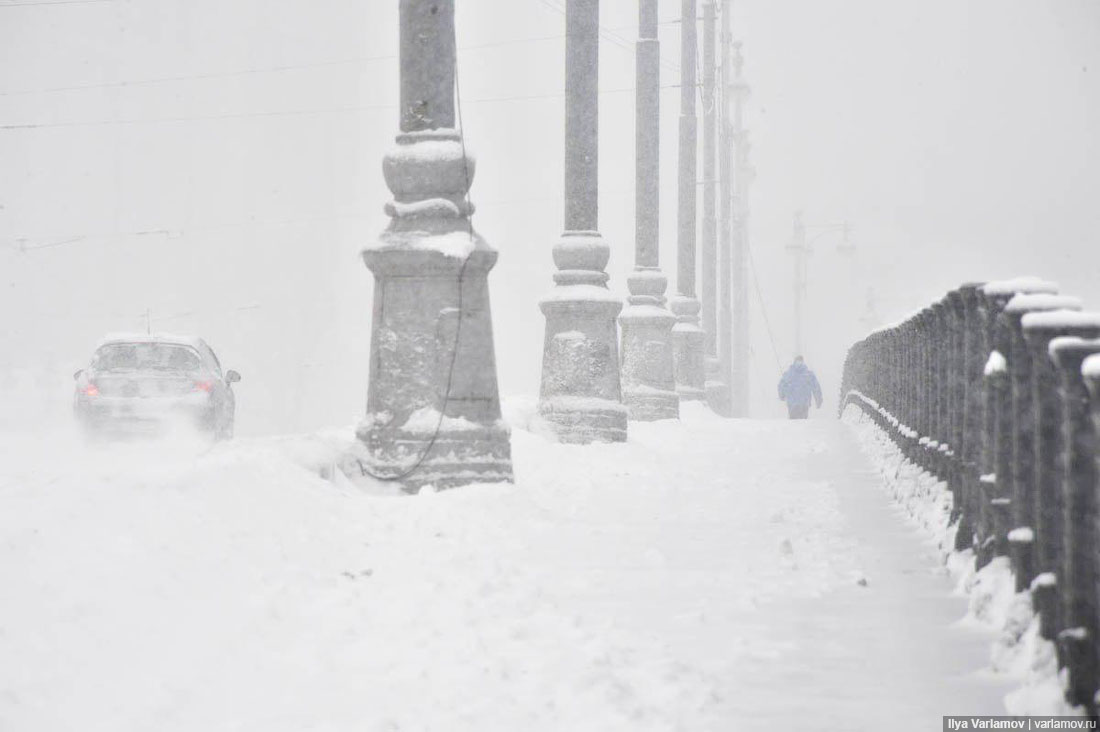 Снежный ад в Москве (фото) режиме, работают, снега, Мэрия, рекомендуют, тысяч, деревьями, аварий, Москве, рейсов, электропередач, снегопад, транспорта, общественного, обеспечивают, Работу, работников, машин, снегоуборочных, дворников
