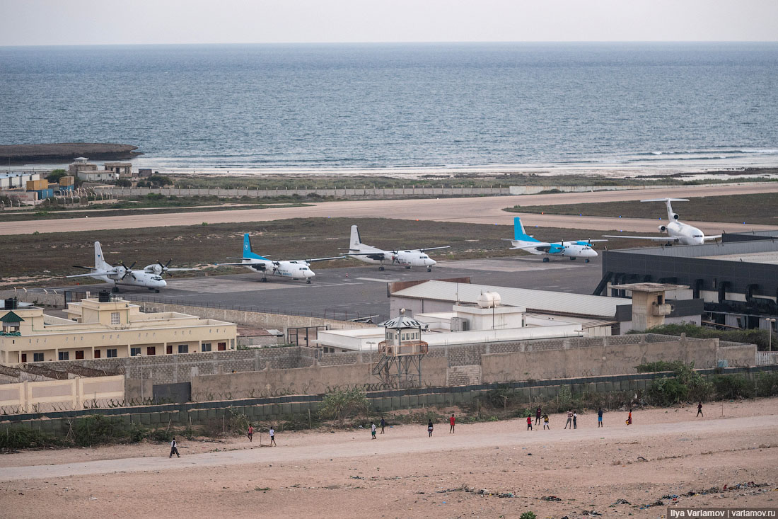 Добро пожаловать в Сомали Сомали, Могадишо, очень, стоит, человек, которые, чтото, Барре, чтобы, можно, аэропорта, потом, стране, жизнь, военные, просто, машина, решил, стоят, почти