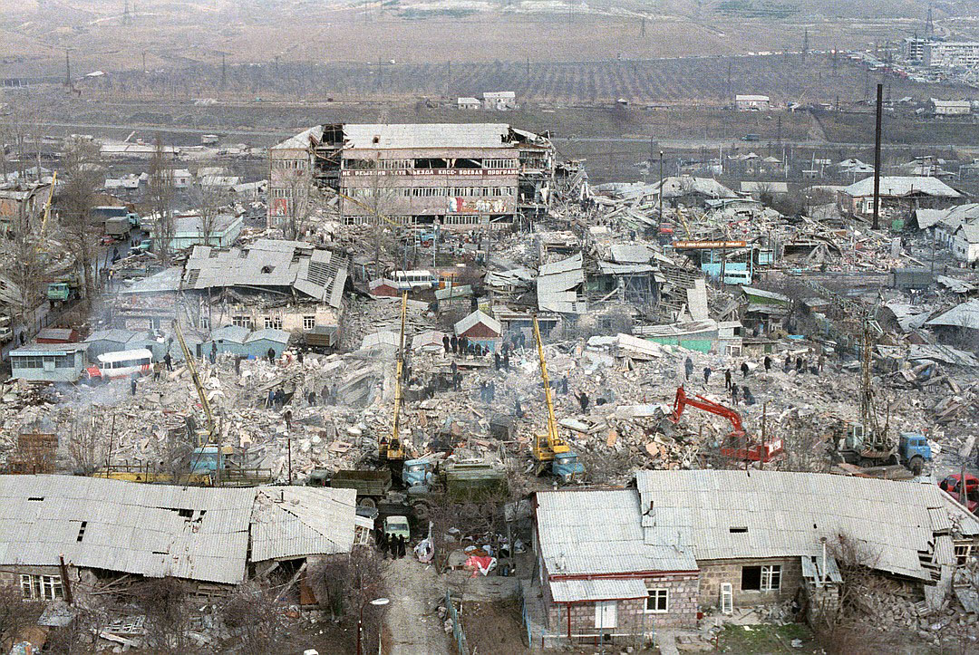 В каком году было сильное землетрясение. Спитак землетрясение 1988. Землетрясение в Армении в 1988 город Ленинакан. Спитак и Ленинакан землетрясение. Город Спитак землетрясение 1988.