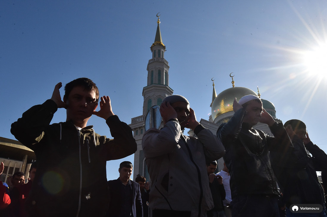 Большой праздник пришёл в Москву сегодня, Уразабайрам, закончился, Египта, сборной, футбол, футболистов, собрались, праздник, мусульман, верующих, порядком, наконецто, следила, числе, помолиться, конная, полиция, форме, половины