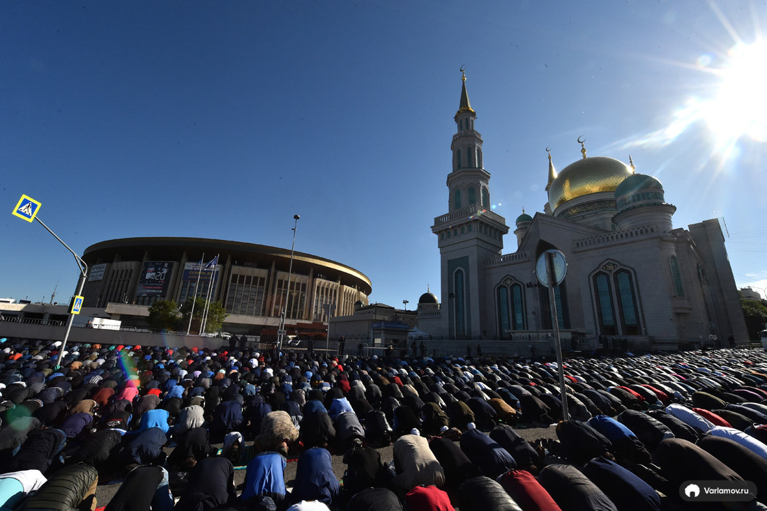 Большой праздник пришёл в Москву сегодня, Уразабайрам, закончился, Египта, сборной, футбол, футболистов, собрались, праздник, мусульман, верующих, порядком, наконецто, следила, числе, помолиться, конная, полиция, форме, половины