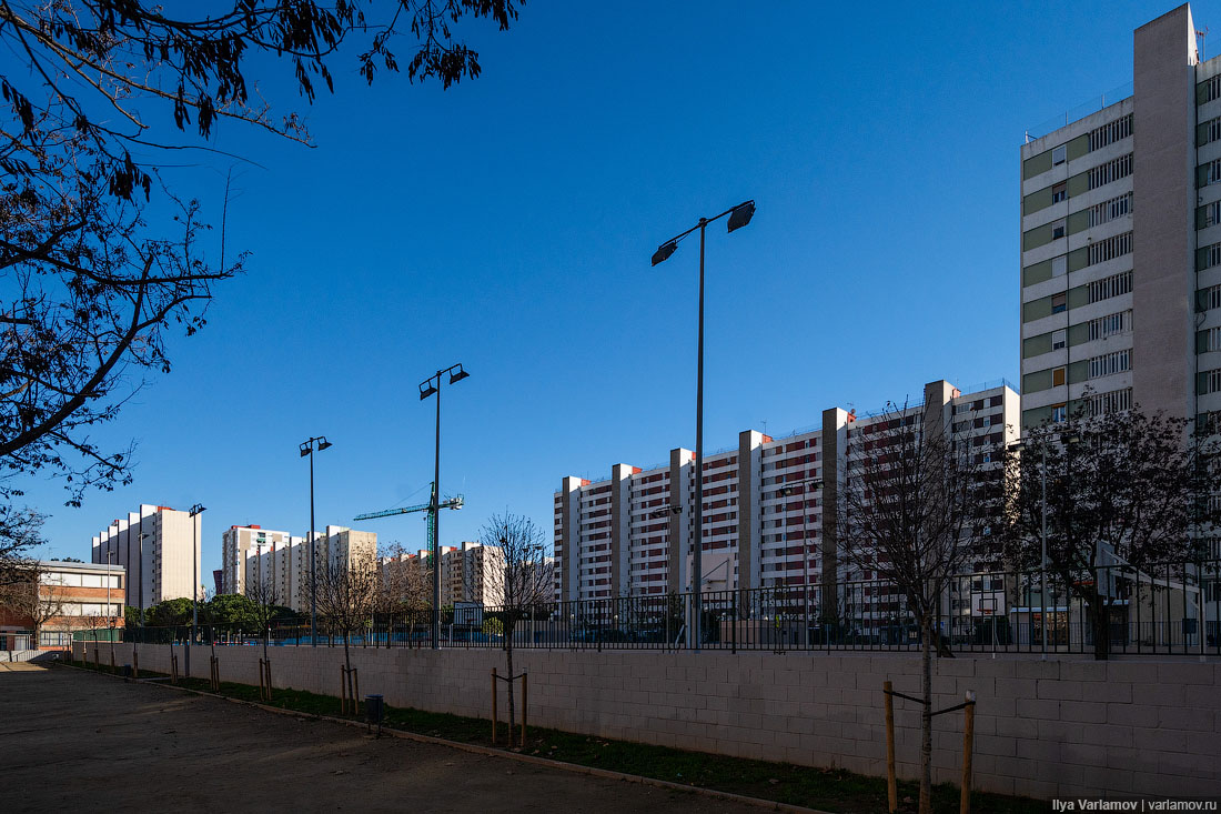 Улица тоже. Панельные дома Барселоны. Барселона многоэтажки. Кац микрорайоны и многоэтажки.