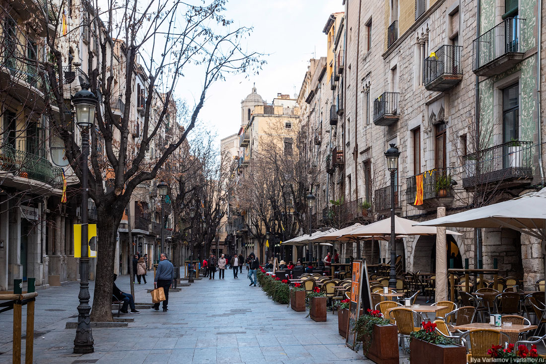 Как должен выглядеть городок для туристов чтобы, Испании, просто, можно, Жирона, Каталонии, городе, Жироны, независимости, улицы, ограничение, больше, парковки, нельзя, Смотрите, небольшой, месте, может, центре, Барселона
