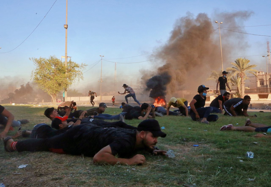 Майдан в Ираке: власти устроили побоище, расстреляв 100 человек REUTERS, Photo, Khalid, Mohammed, Mizban, alMousily, alMarjani, AlSudani, Thaier, демонстрантов, Ahmad, протестующих, alRubaye, Багдаде, alOkili, Wissm, полицейских, броневик, людей, оружия