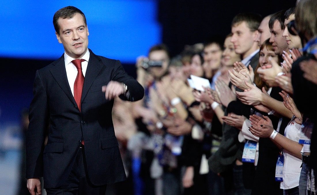 Президентская тысяча. Медведев Россия вперед. Медведев Россия в перде. Медведев по стилю управления. Медведев на Молодежном форуме.