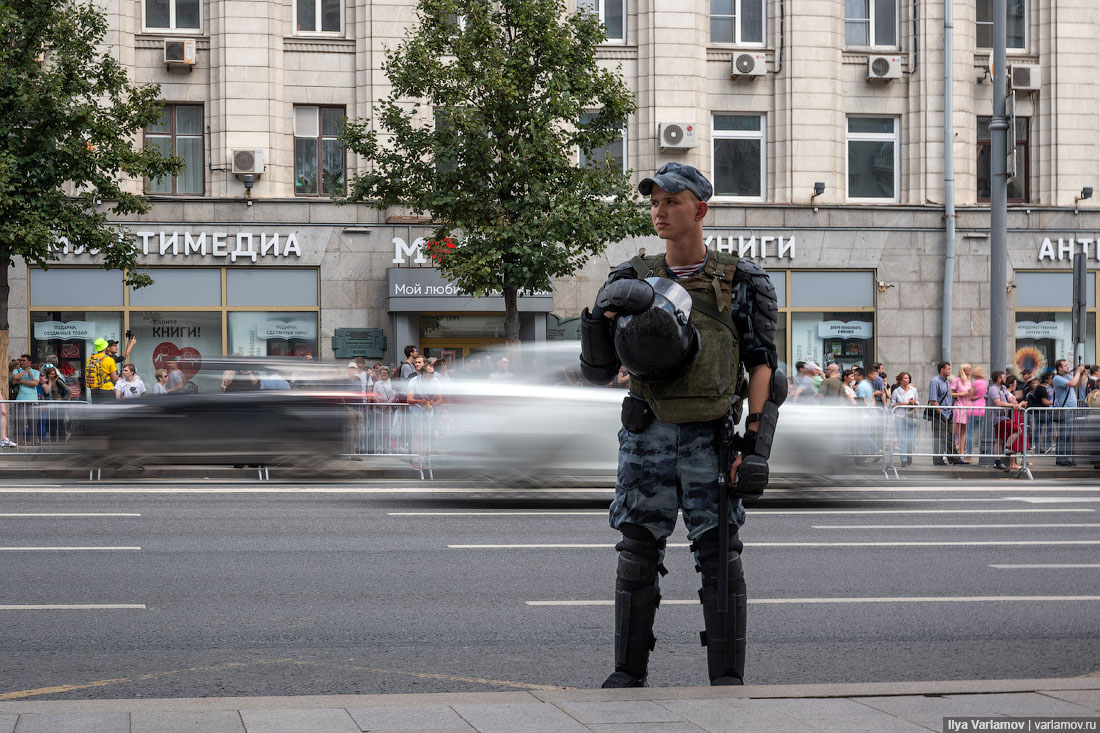 Столкновения с ОМОНом и задержания в центре Москвы... 