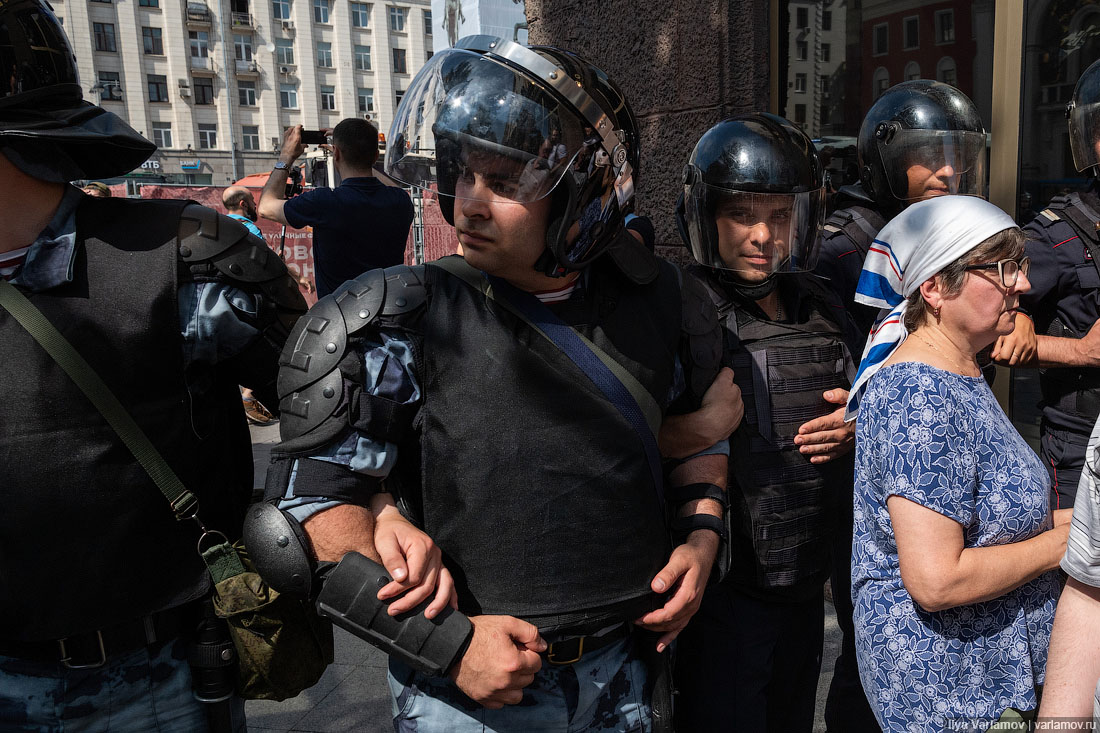 Столкновения с ОМОНом и задержания в центре Москвы... 